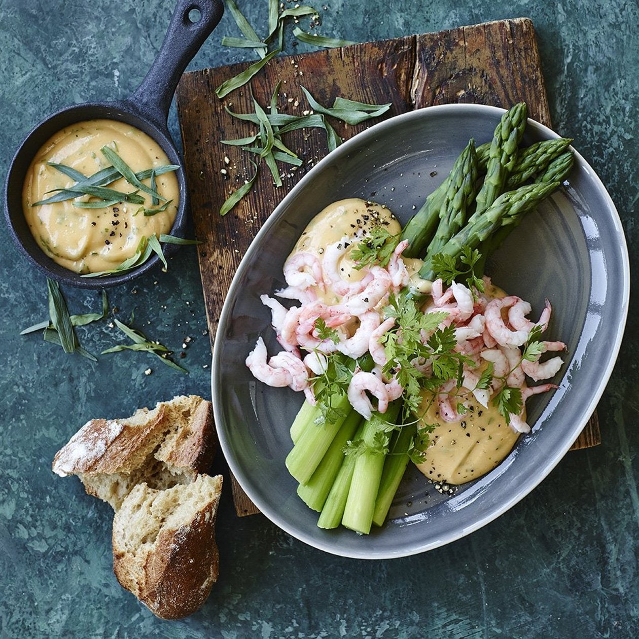 bud Baron Dinkarville Hummer Bearnaise med grønne asparges og rejer - Opskrift Unilever Food  Solutions