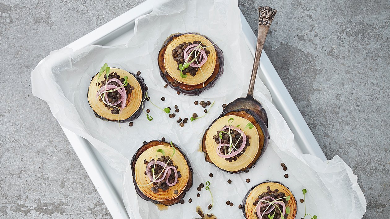 Aubergine toast med gedeost og belugalinser – - Opskrift