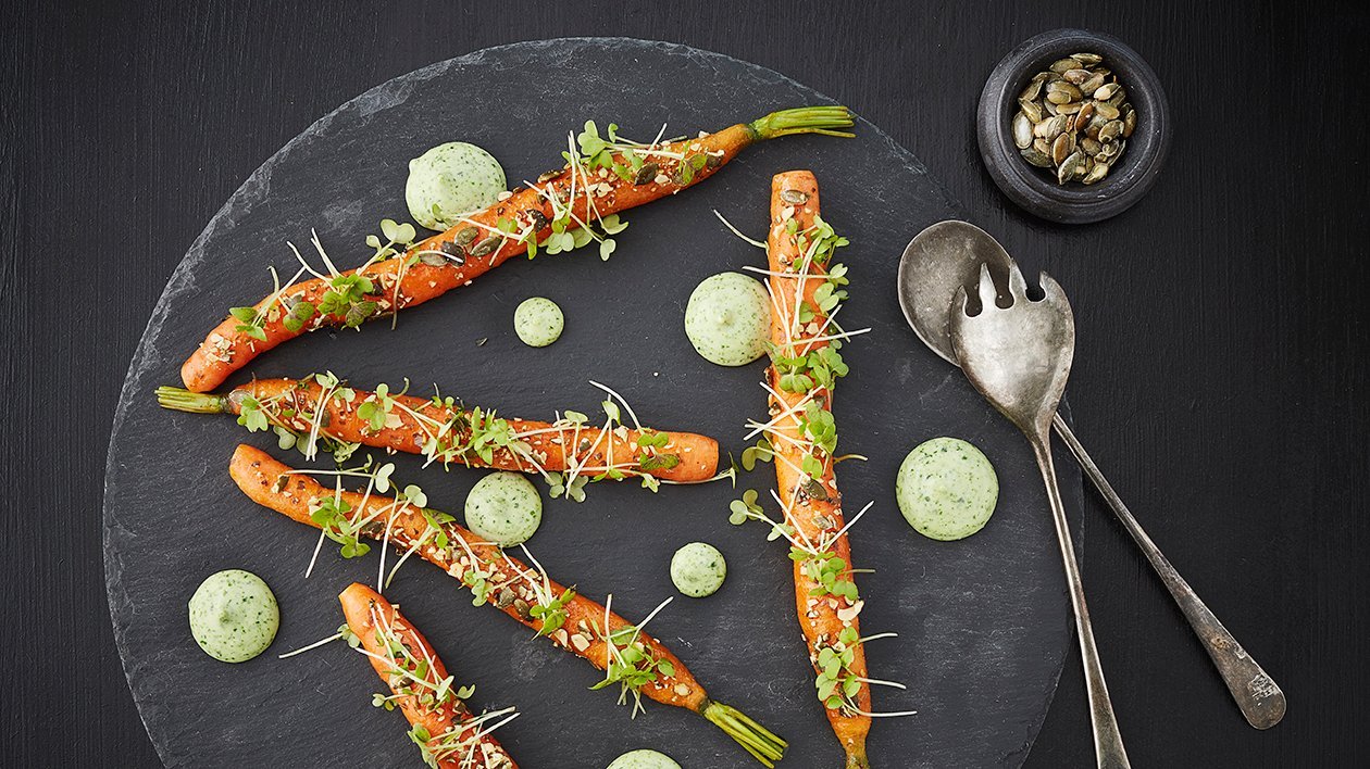 Glaseret gulerod Roast Umami, estragoncreme og saltkerner - Unilever Food Solutions